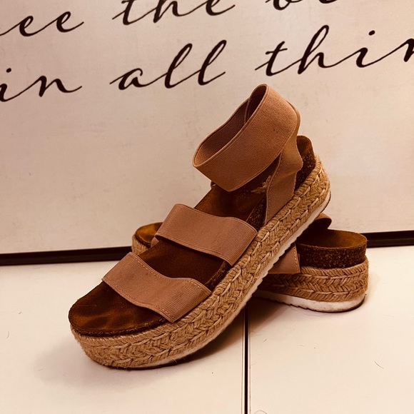 Steve Madden Tan Platform Wedges - size 6 - Picture 2 of 3